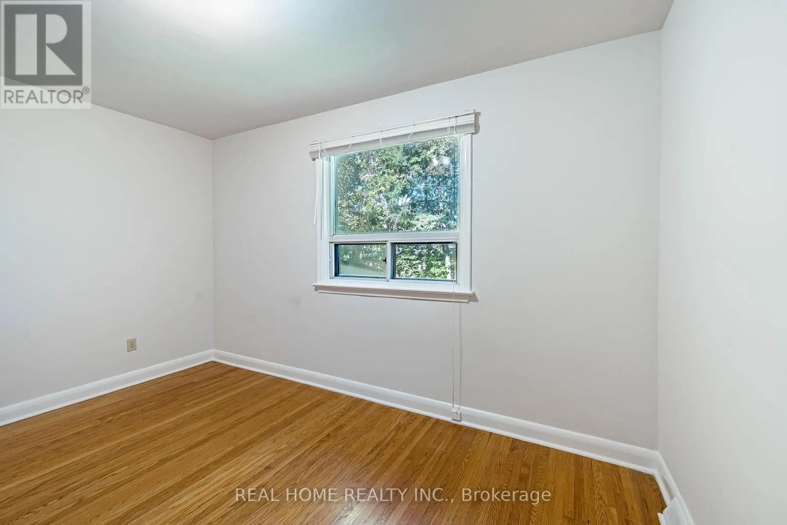 MAIN FLOOR - 401 FERNLEIGH CIRCLE S