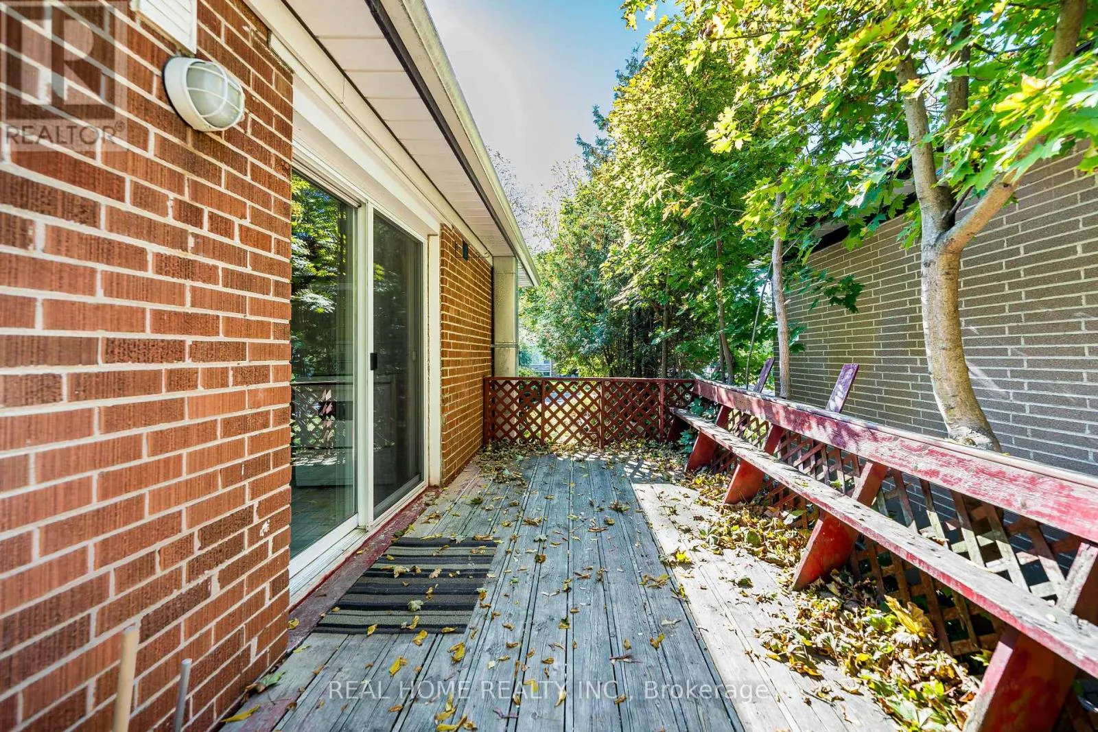 MAIN FLOOR - 401 FERNLEIGH CIRCLE S