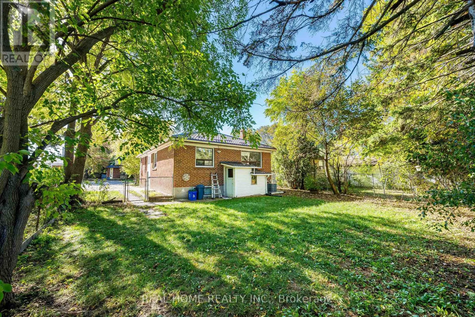 MAIN FLOOR - 401 FERNLEIGH CIRCLE S