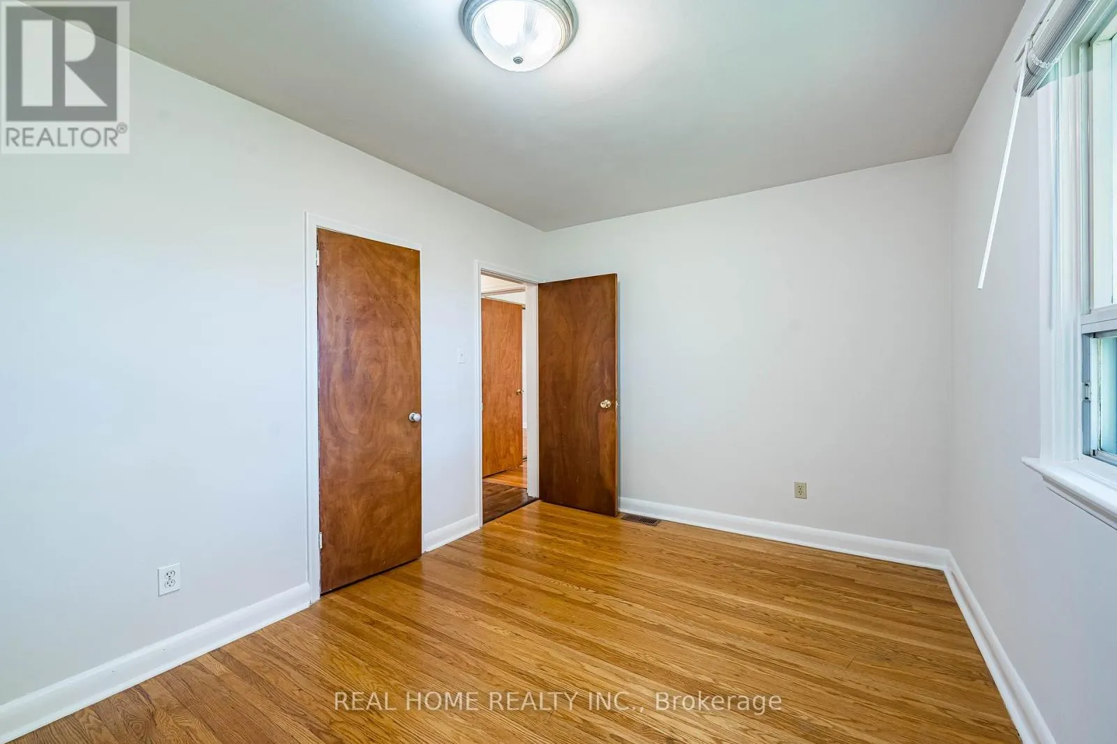 MAIN FLOOR - 401 FERNLEIGH CIRCLE S