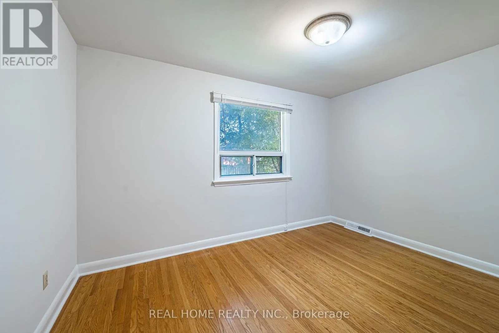 MAIN FLOOR - 401 FERNLEIGH CIRCLE S