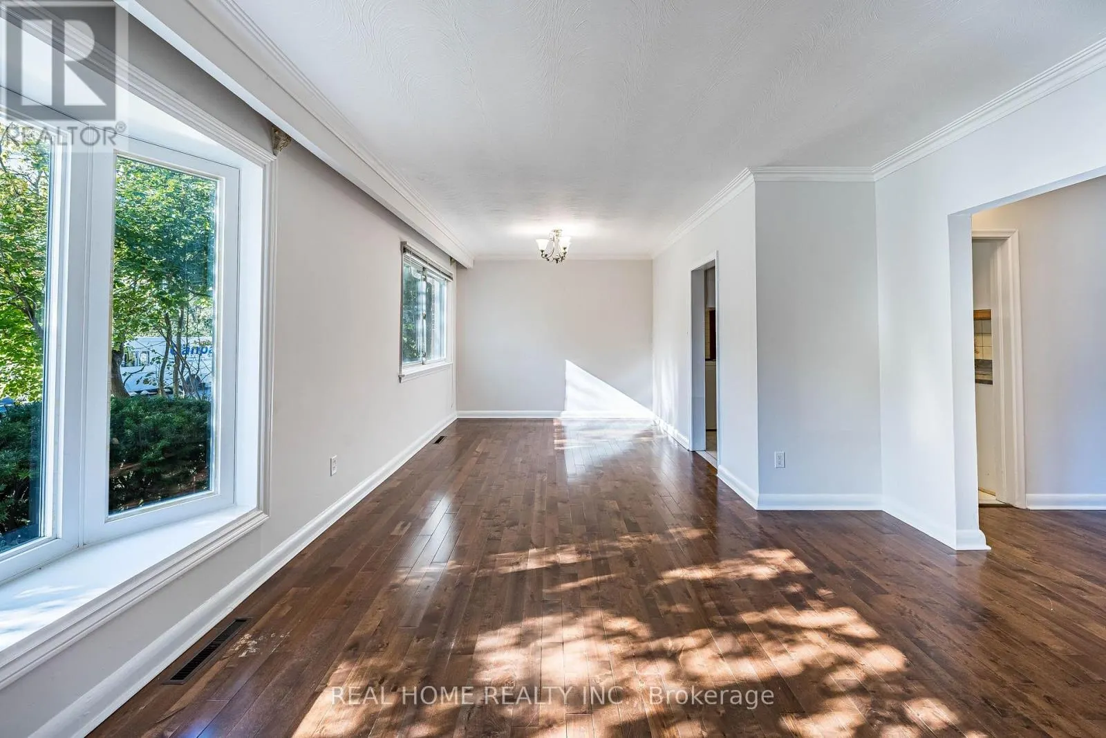 MAIN FLOOR - 401 FERNLEIGH CIRCLE S