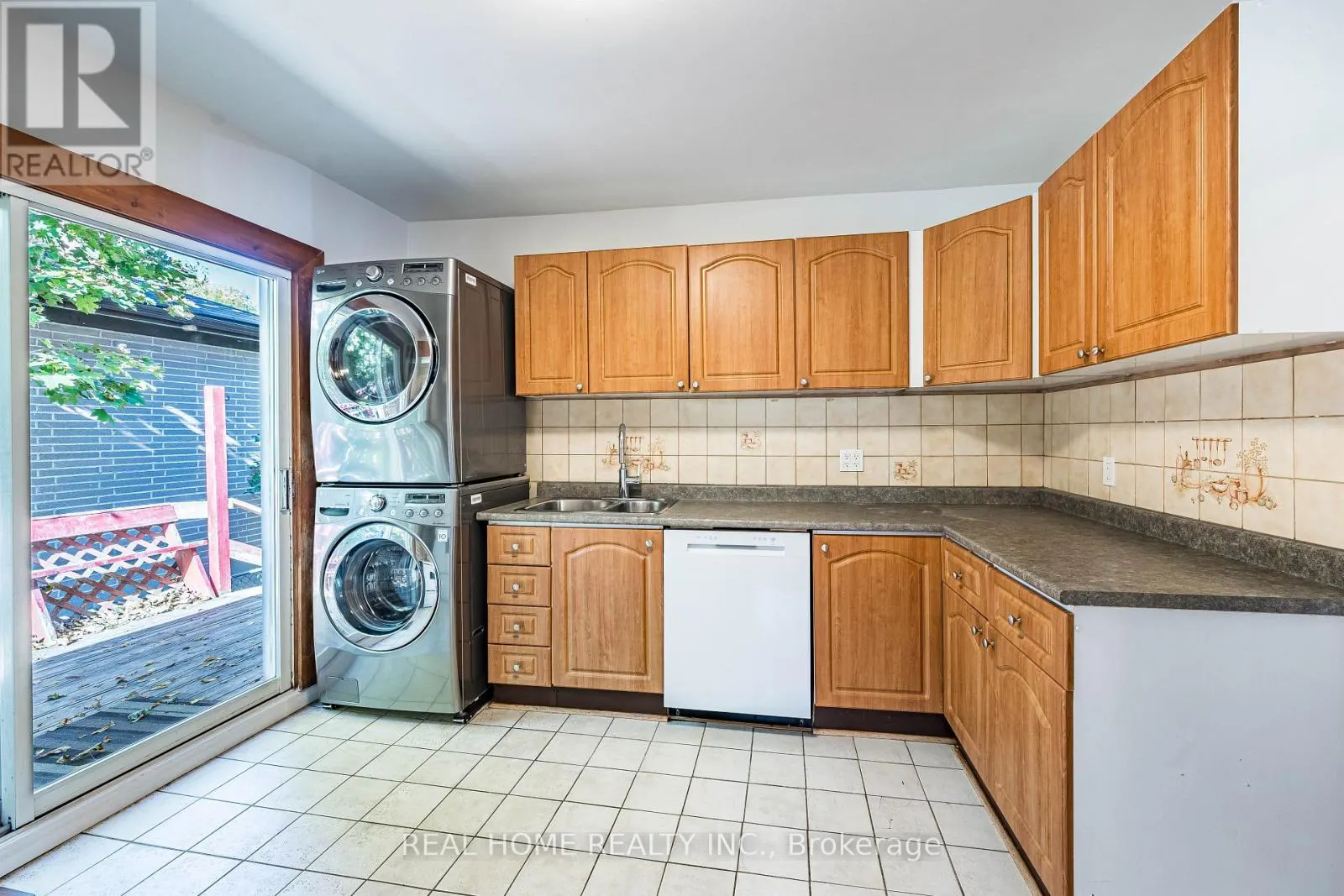 MAIN FLOOR - 401 FERNLEIGH CIRCLE S