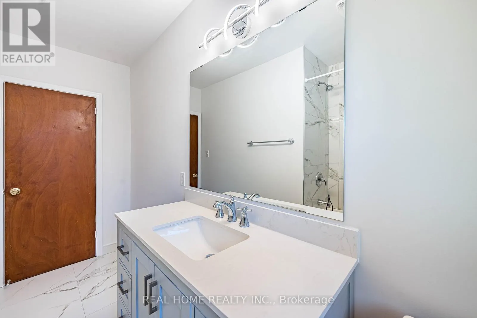 MAIN FLOOR - 401 FERNLEIGH CIRCLE S