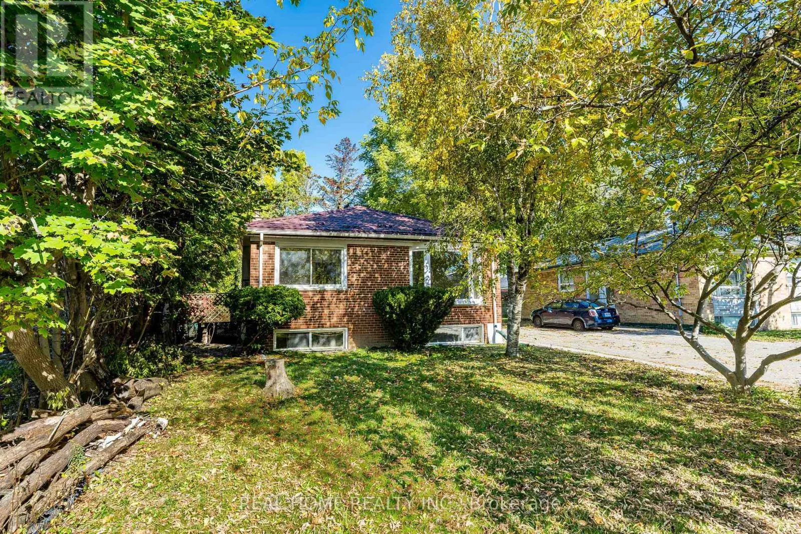 MAIN FLOOR - 401 FERNLEIGH CIRCLE S