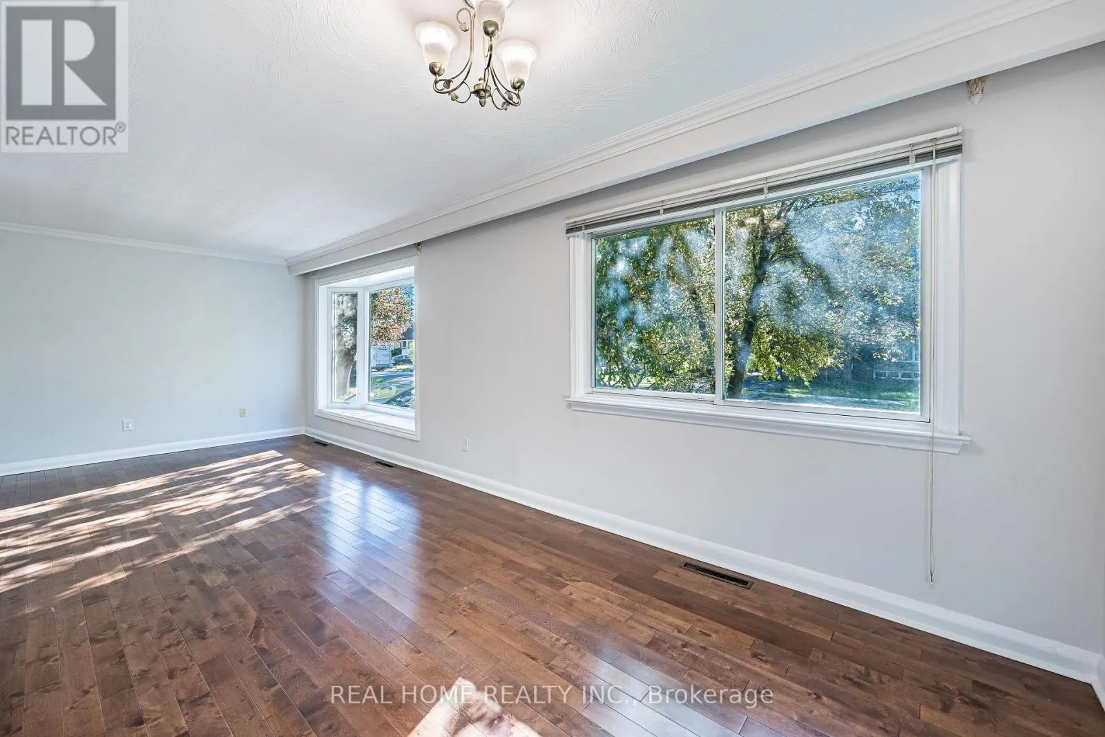 MAIN FLOOR - 401 FERNLEIGH CIRCLE S