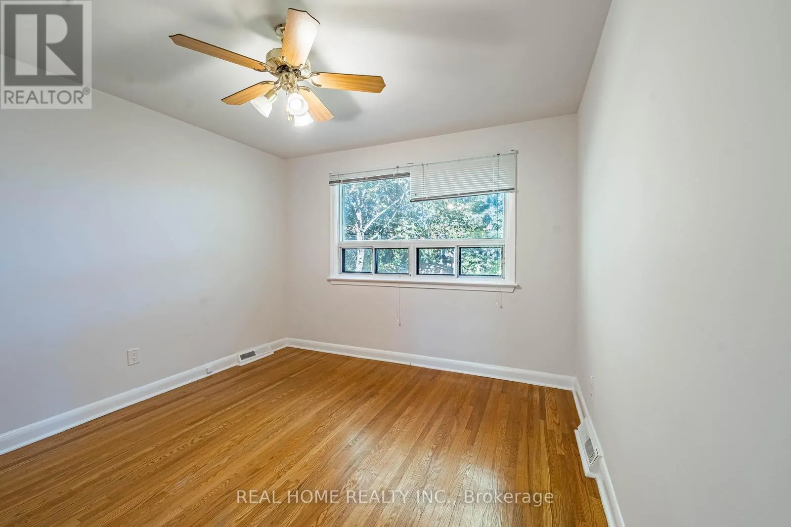 MAIN FLOOR - 401 FERNLEIGH CIRCLE S