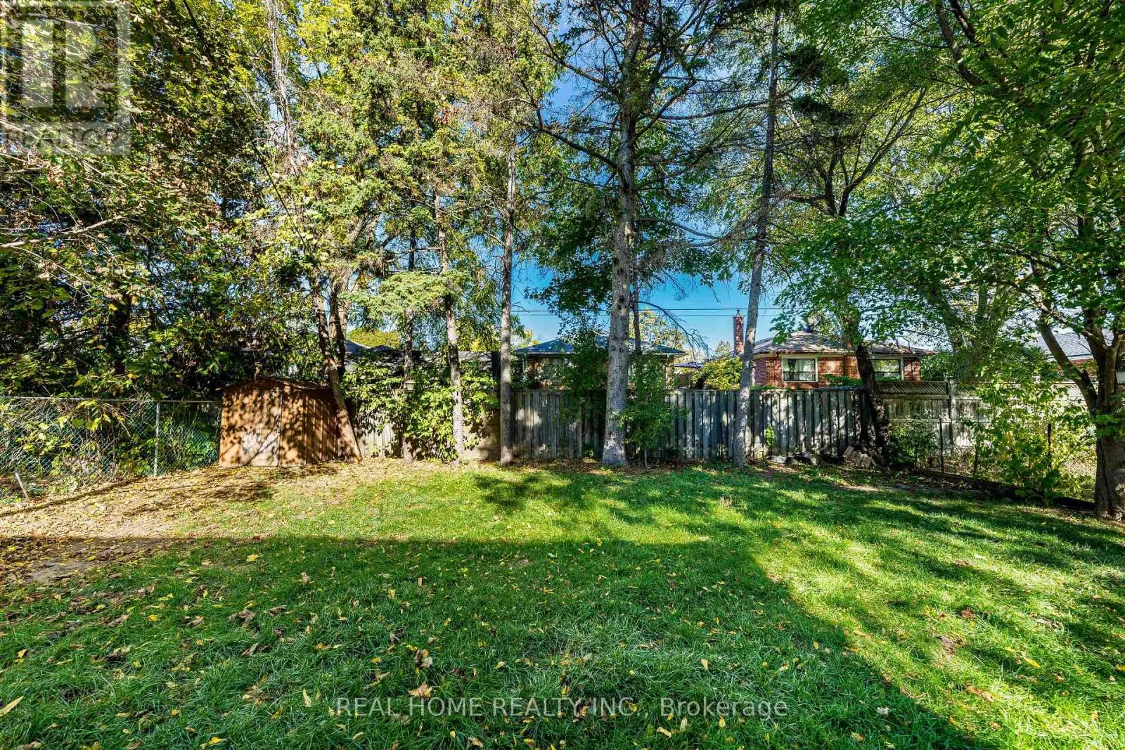 MAIN FLOOR - 401 FERNLEIGH CIRCLE S