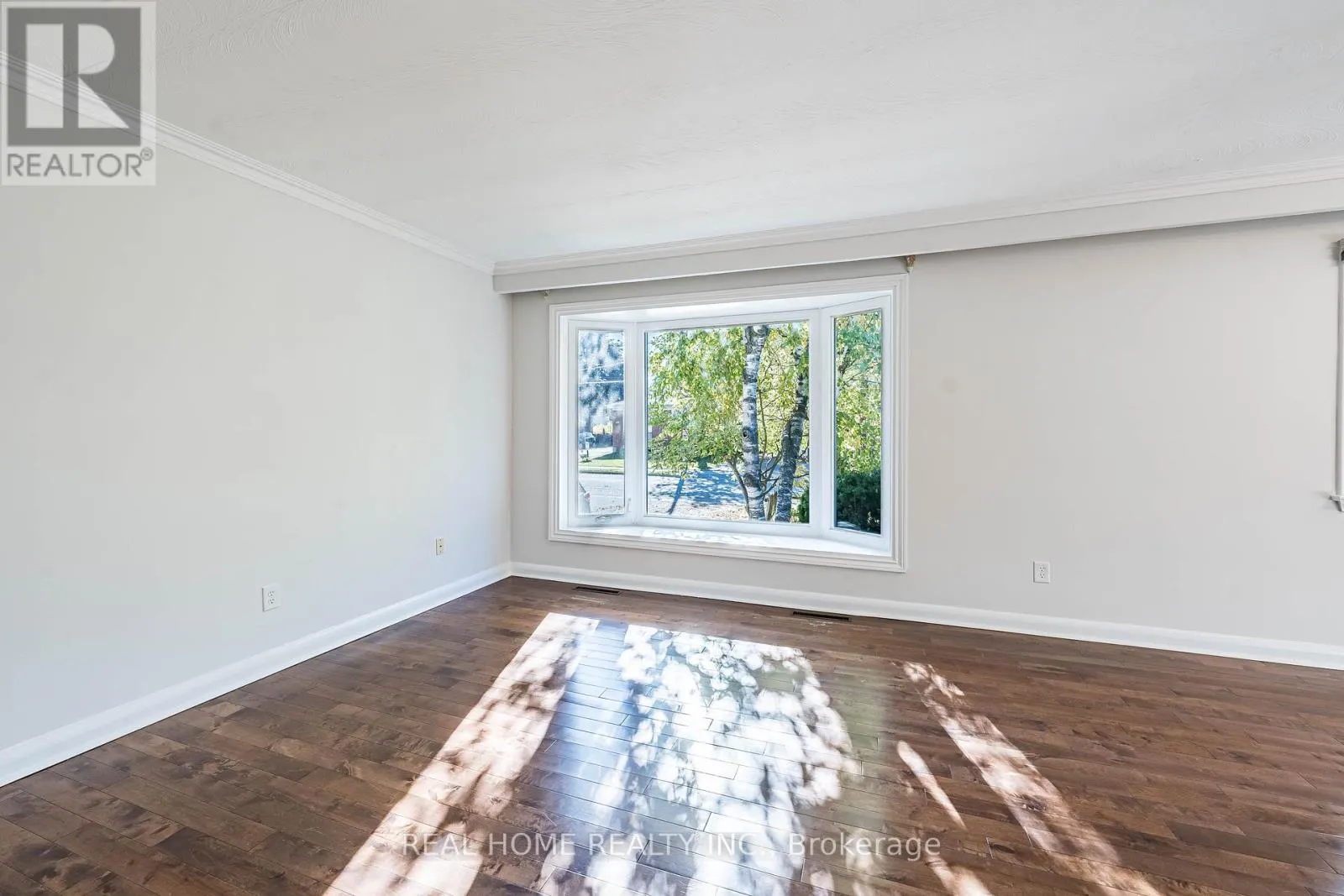 MAIN FLOOR - 401 FERNLEIGH CIRCLE S