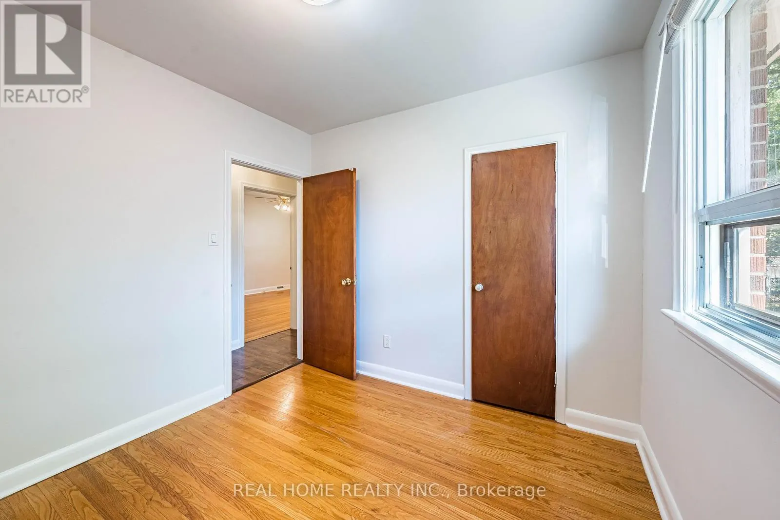 MAIN FLOOR - 401 FERNLEIGH CIRCLE S