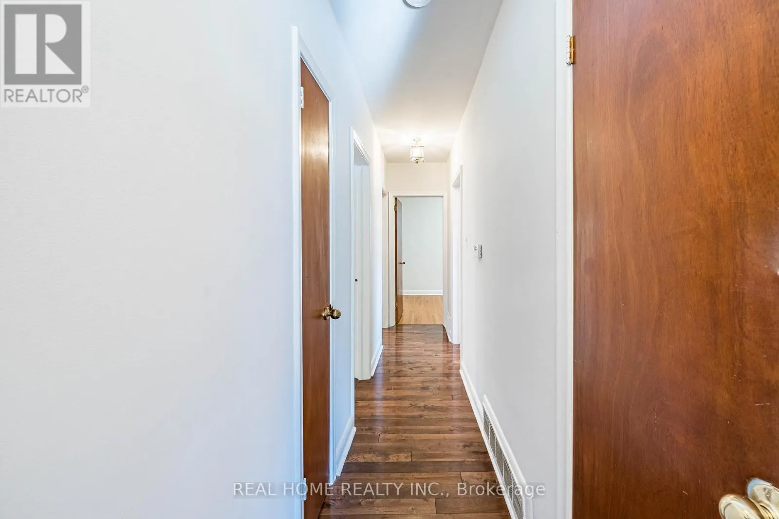 MAIN FLOOR - 401 FERNLEIGH CIRCLE S