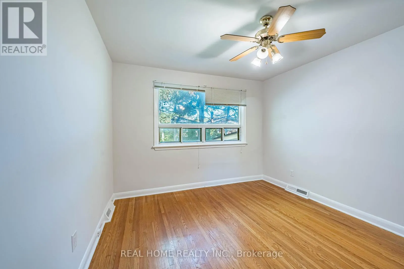 MAIN FLOOR - 401 FERNLEIGH CIRCLE S