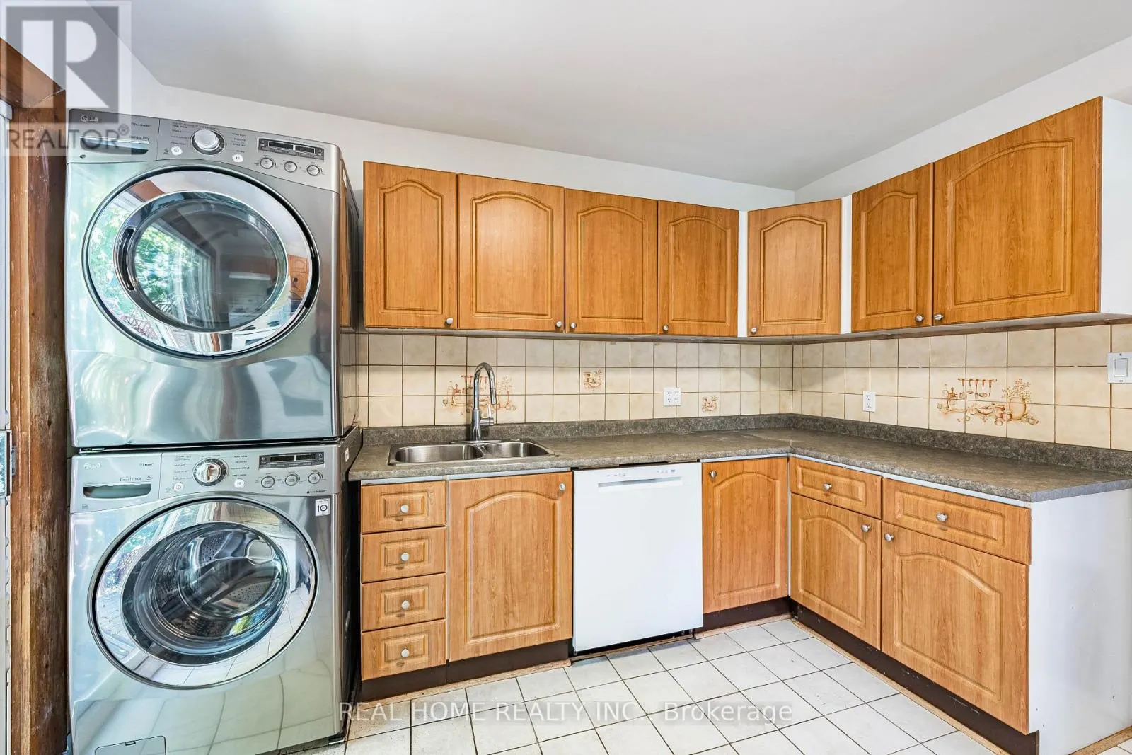 MAIN FLOOR - 401 FERNLEIGH CIRCLE S