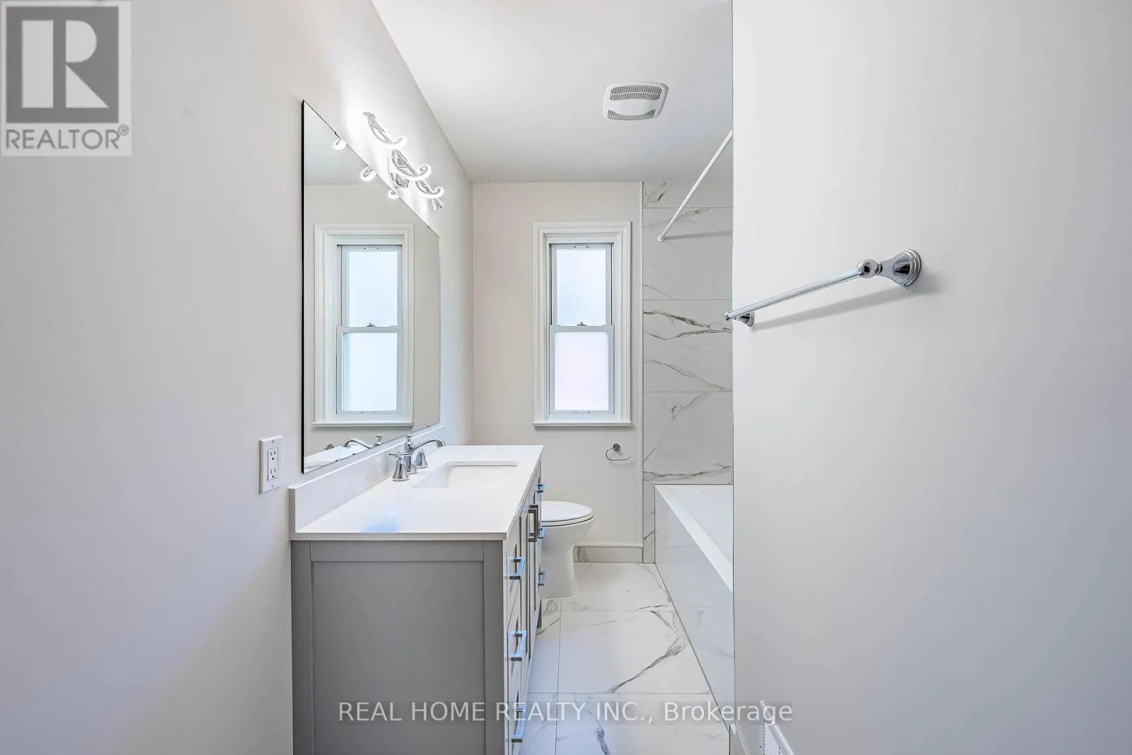 MAIN FLOOR - 401 FERNLEIGH CIRCLE S