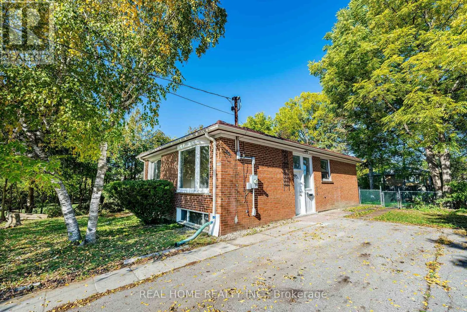 MAIN FLOOR - 401 FERNLEIGH CIRCLE S