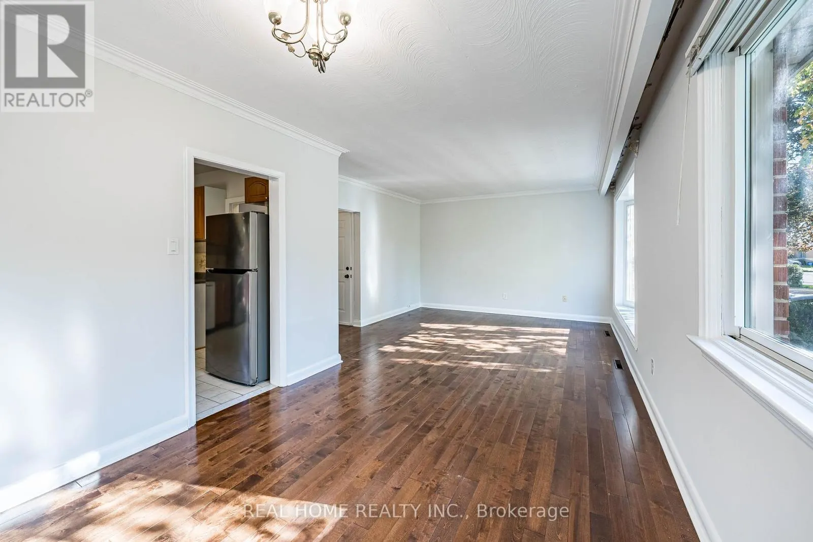 MAIN FLOOR - 401 FERNLEIGH CIRCLE S