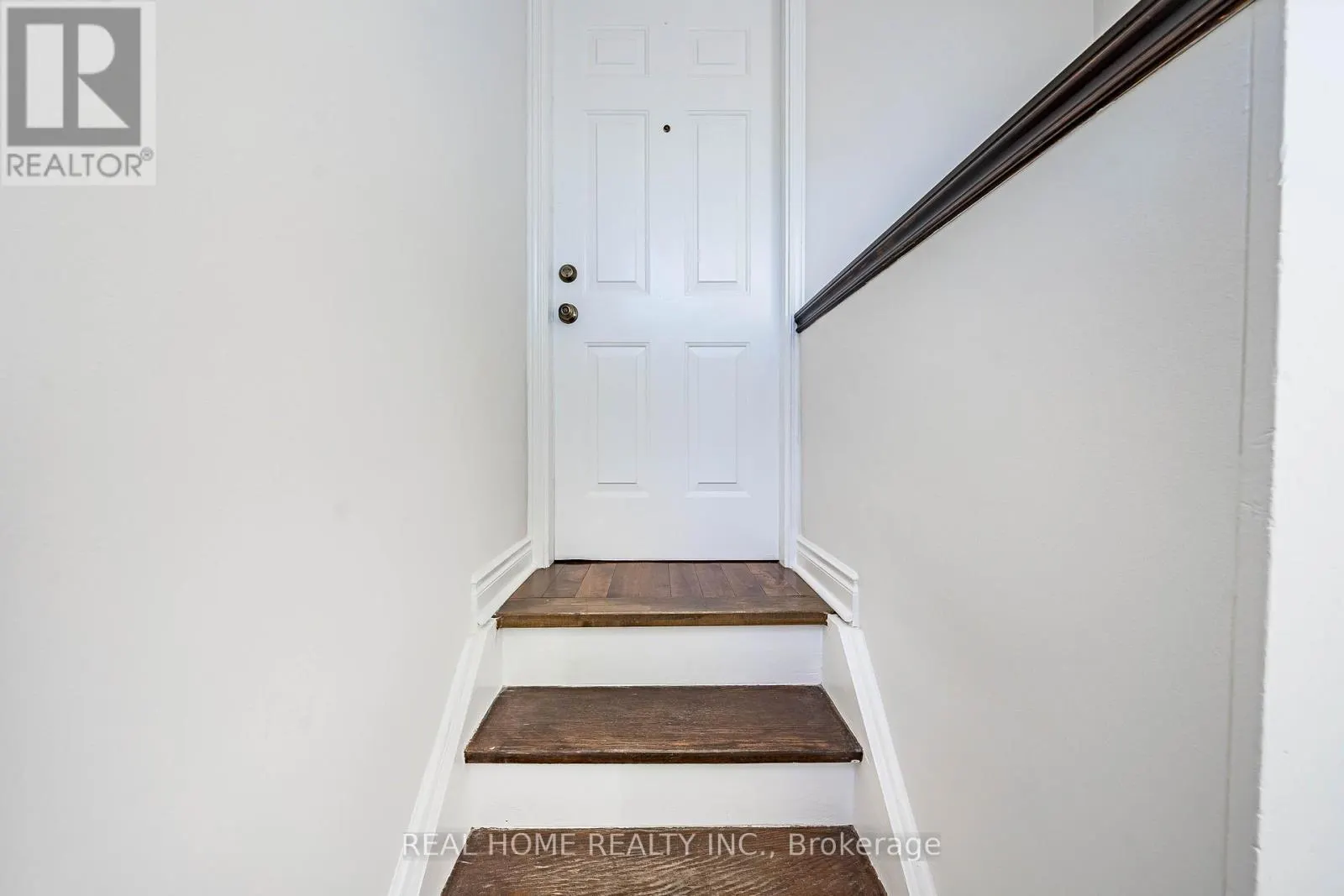 MAIN FLOOR - 401 FERNLEIGH CIRCLE S