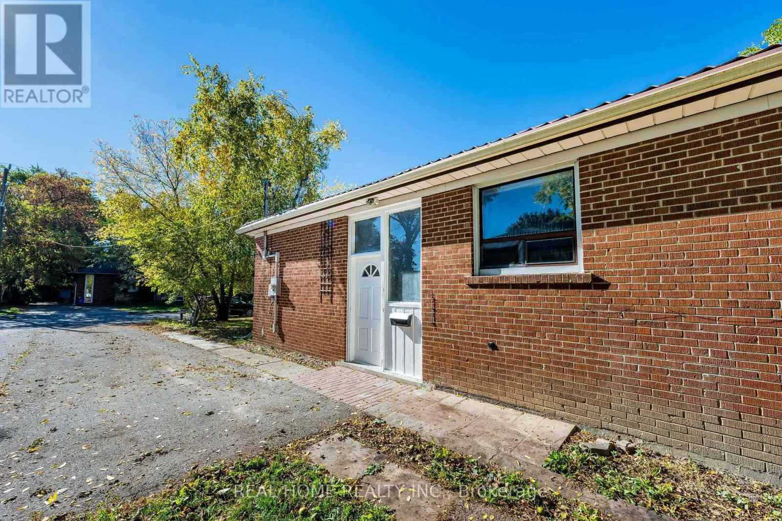 MAIN FLOOR - 401 FERNLEIGH CIRCLE S