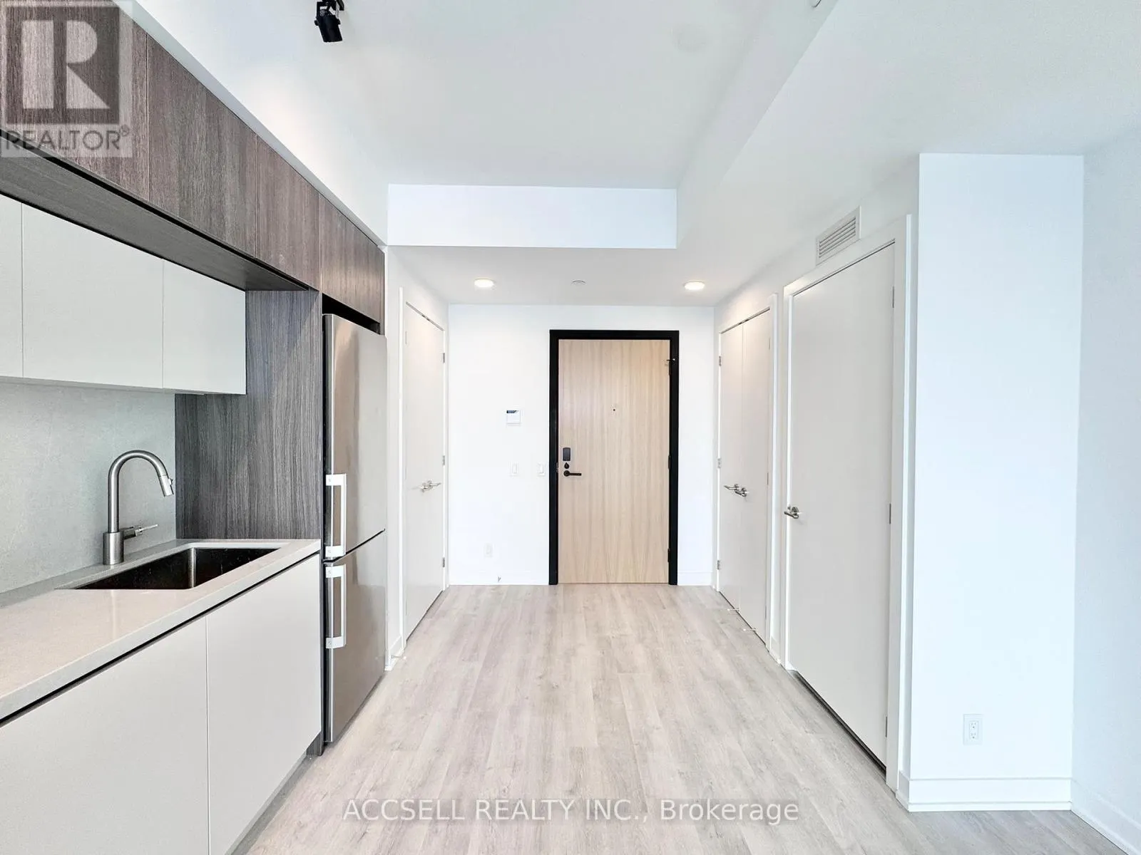W2805 - 185 MILLWAY AVENUE
