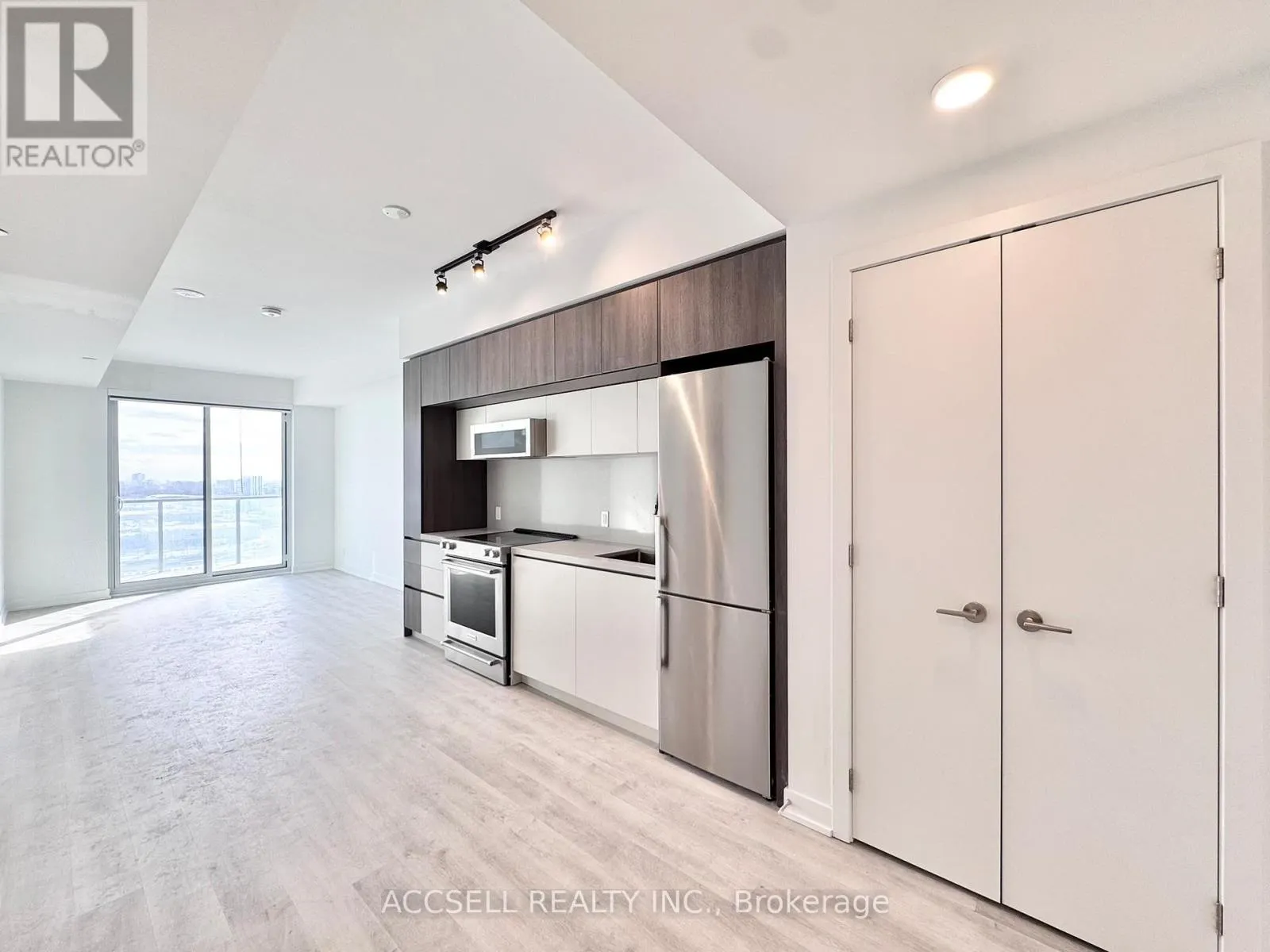 W2805 - 185 MILLWAY AVENUE