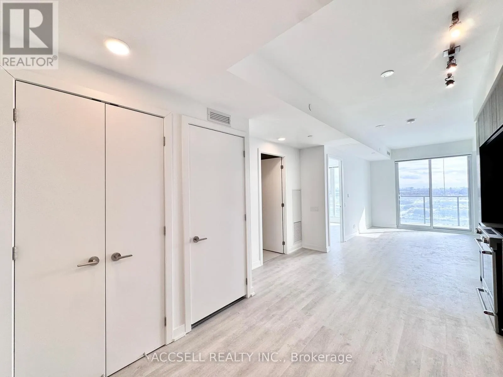 W2805 - 185 MILLWAY AVENUE