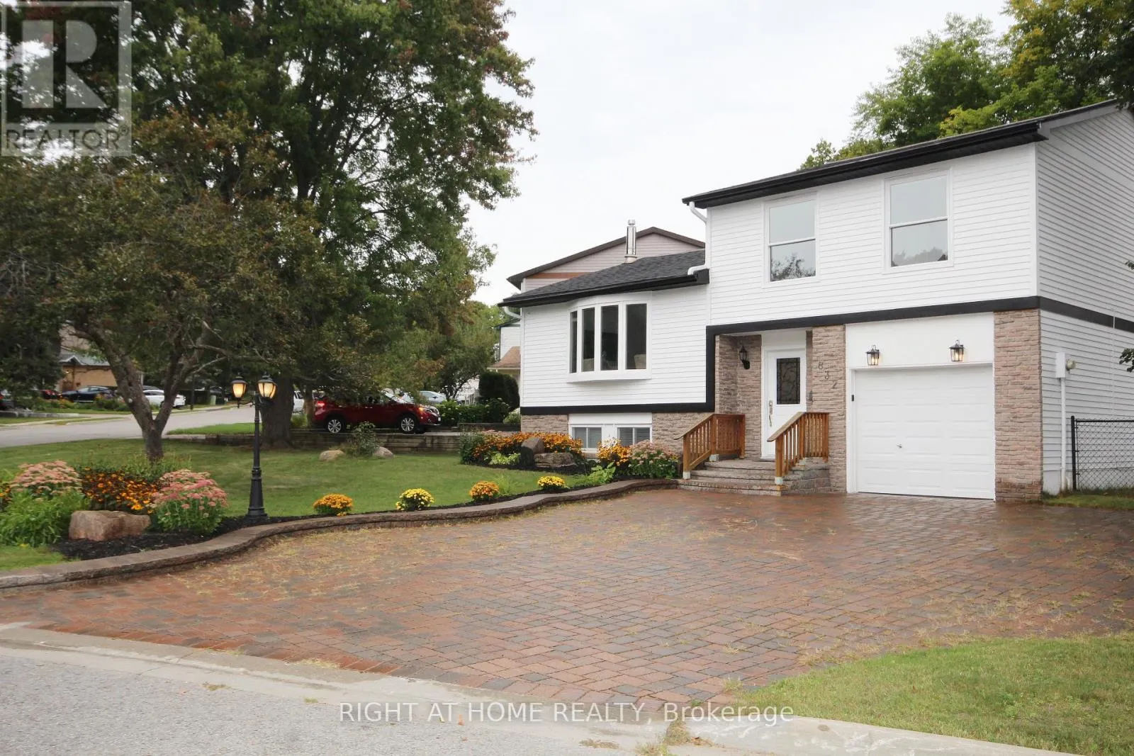 832 BORONIA CRESCENT