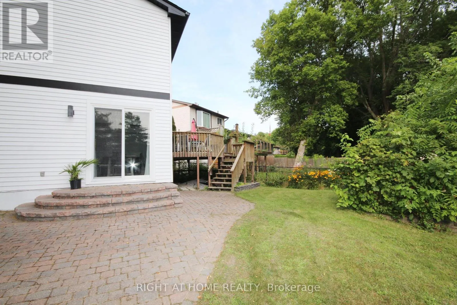 832 BORONIA CRESCENT