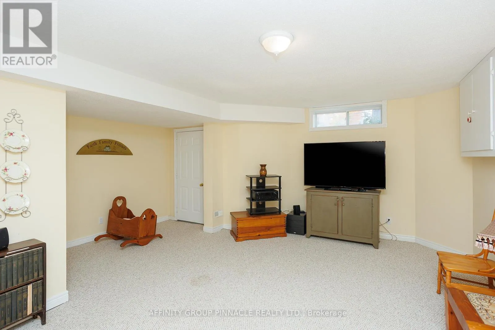 983 LAKE DRIVE E