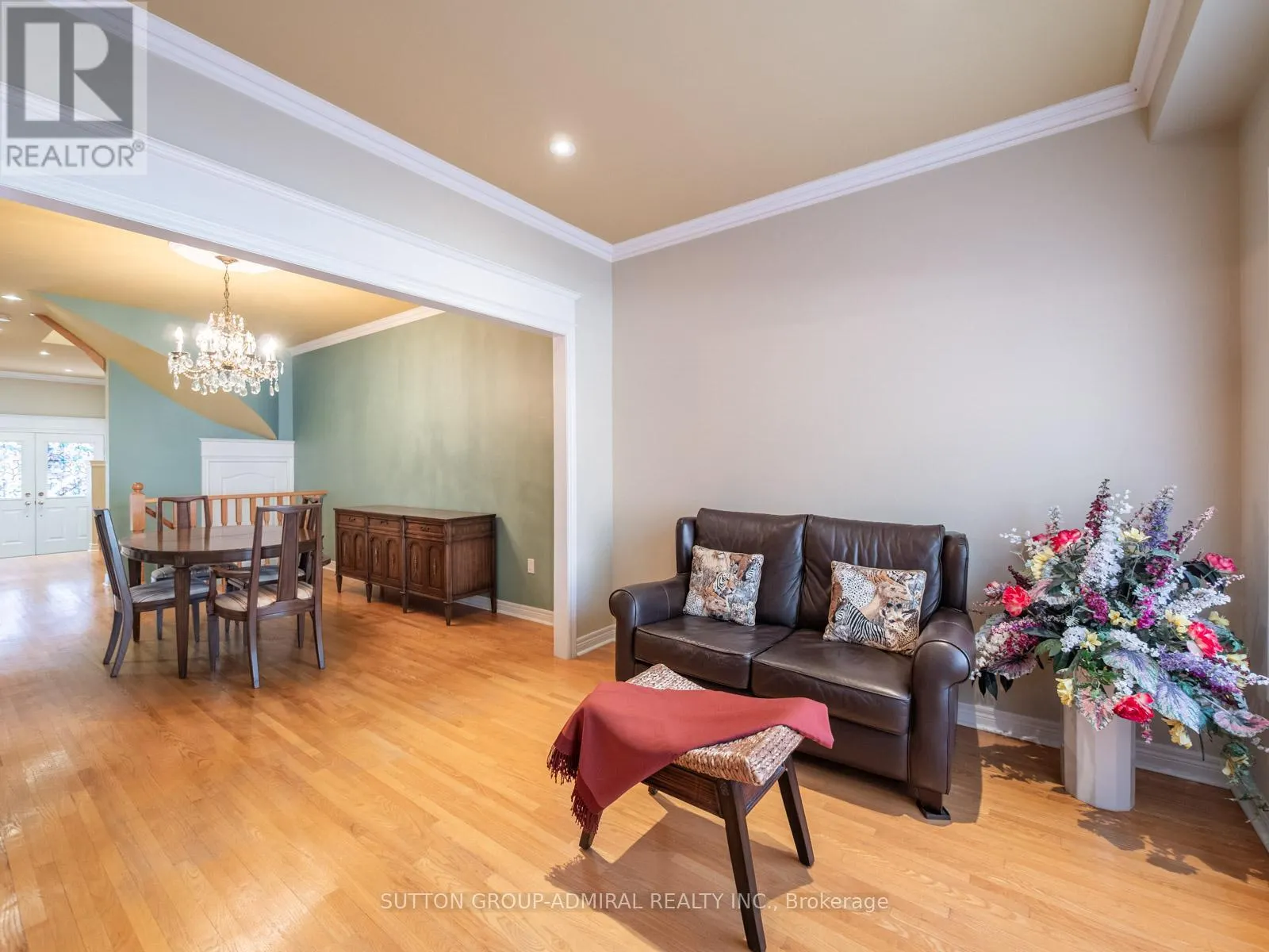 26 - 255 SHAFTSBURY AVENUE