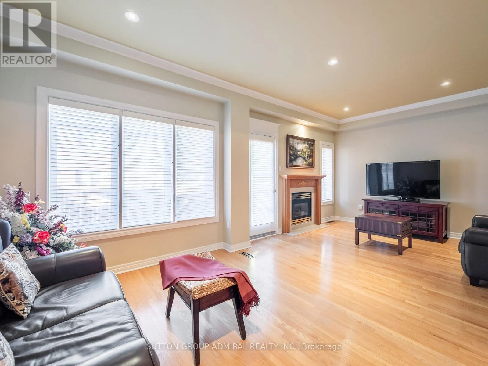26 - 255 SHAFTSBURY AVENUE
