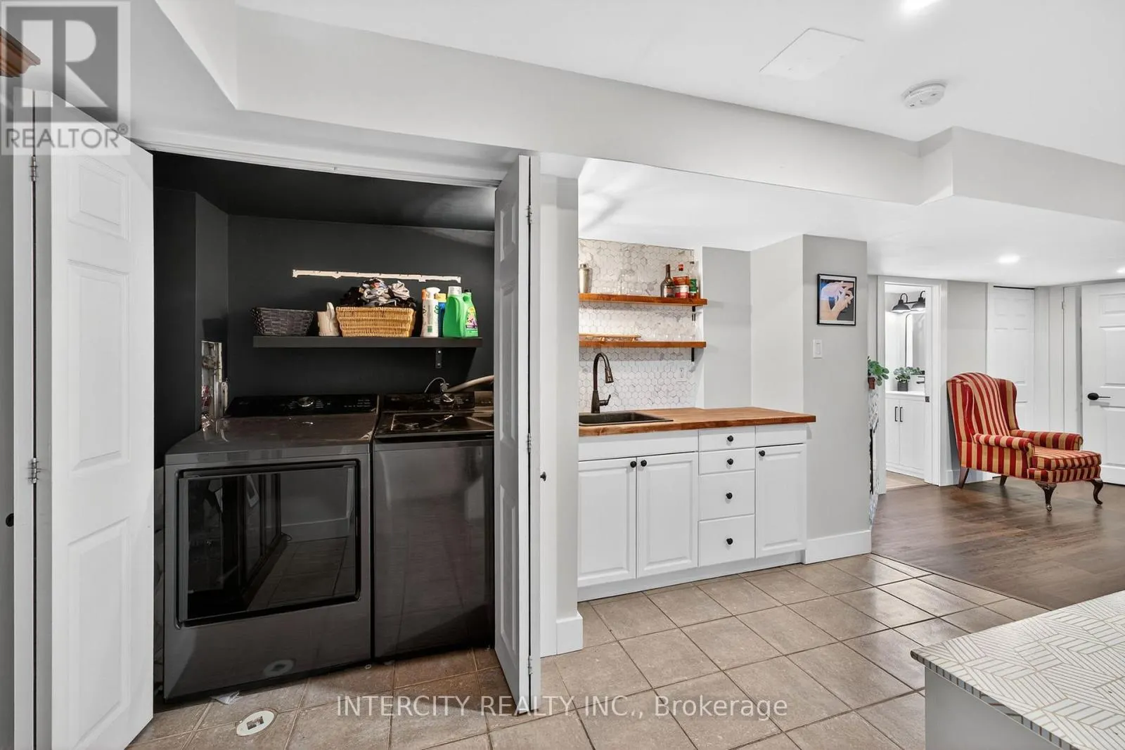 107 ALBERT STREET E