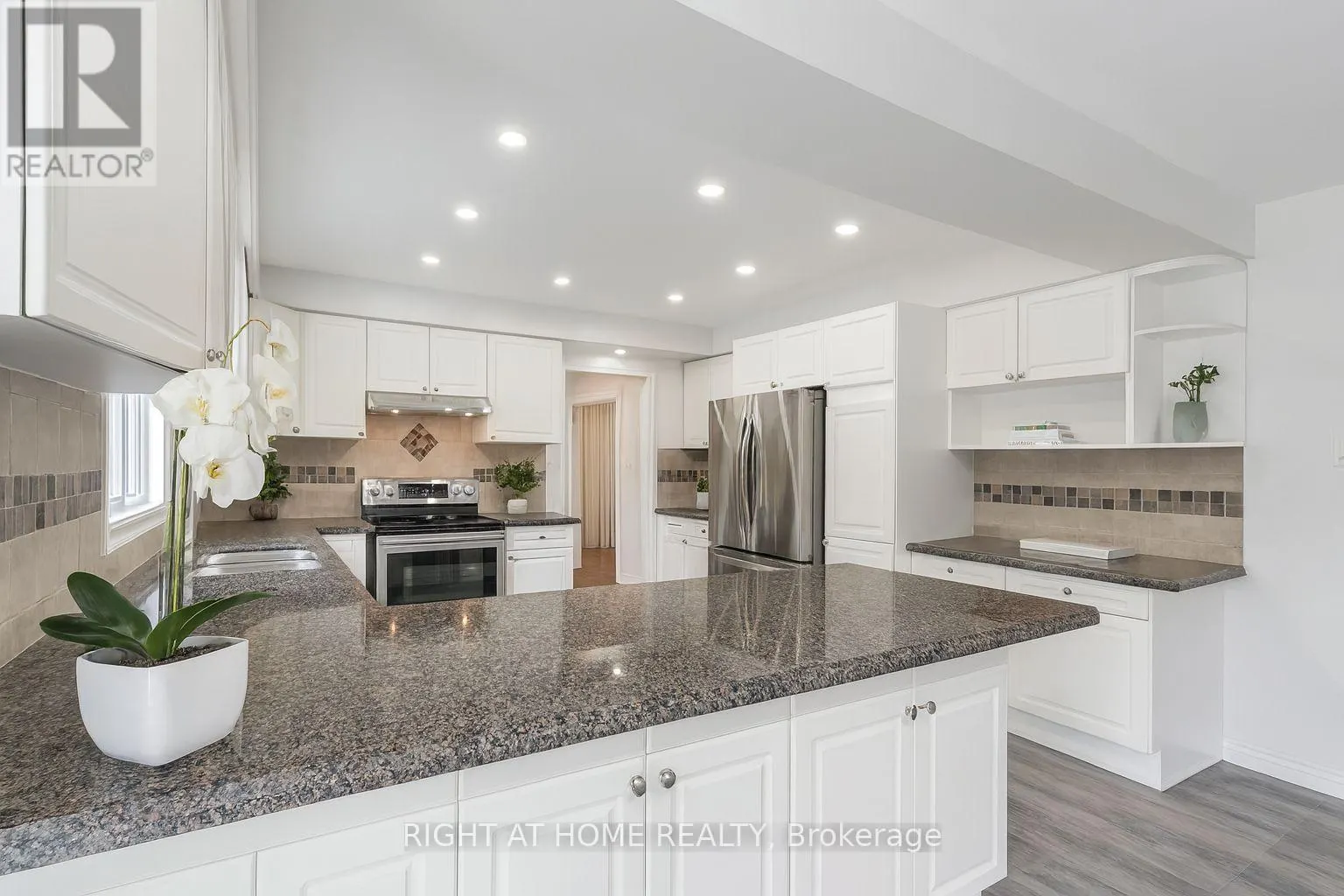 32 GRANDVIEW CRESCENT