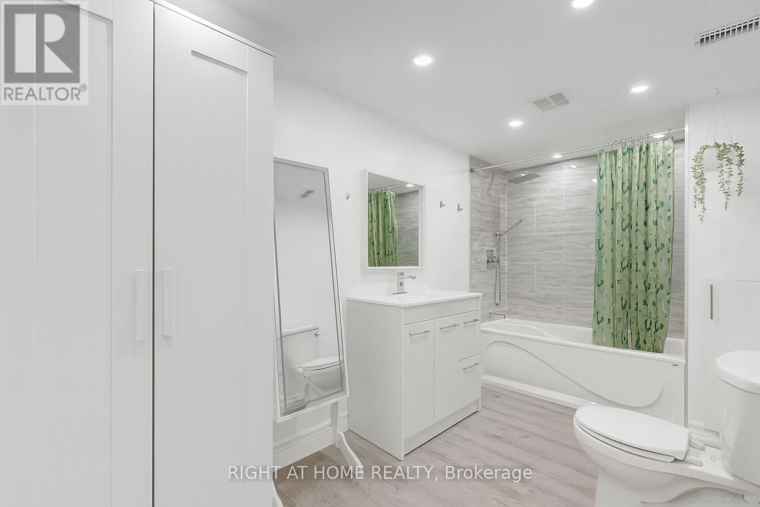 32 GRANDVIEW CRESCENT