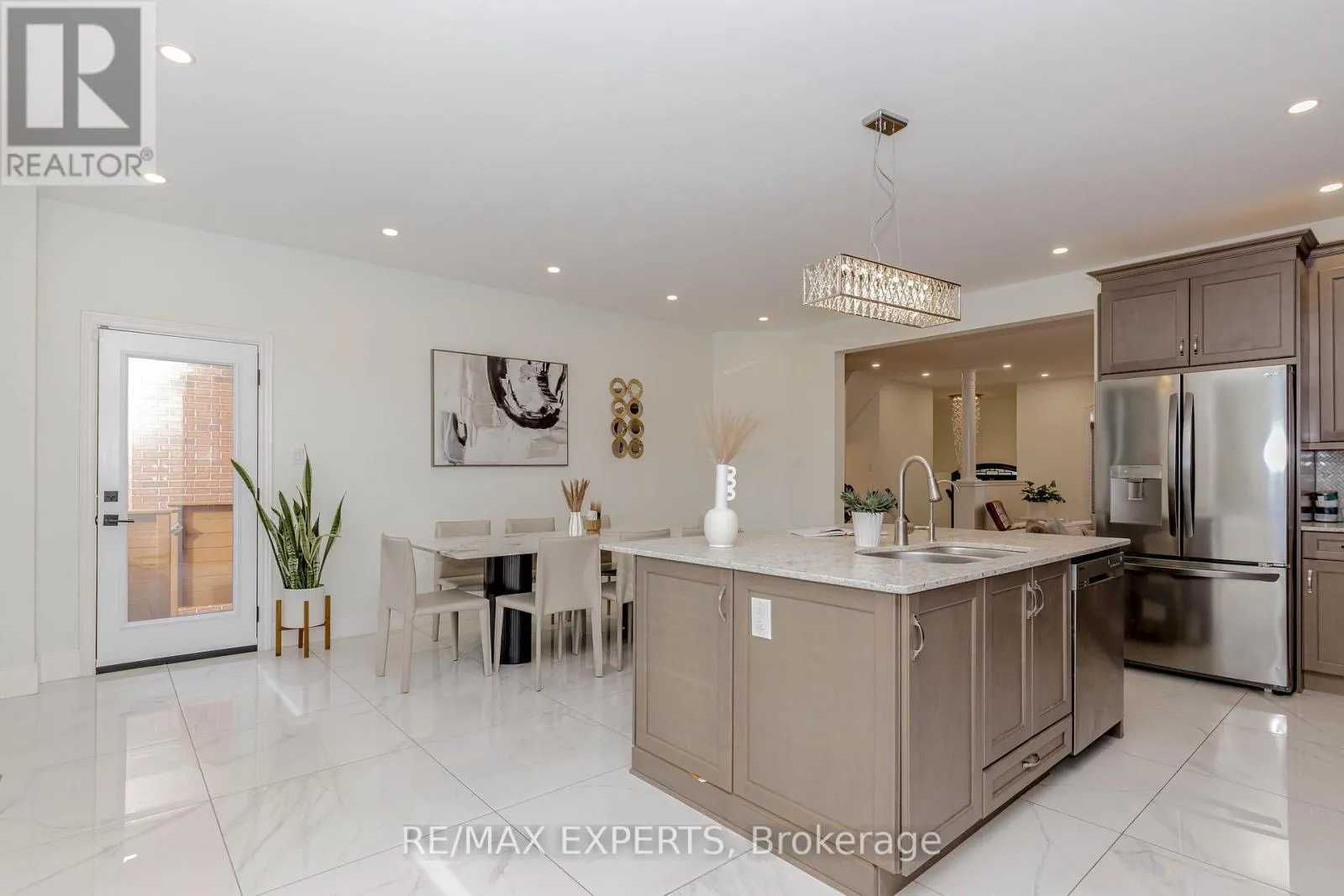 193 FAIRLANE CRESCENT