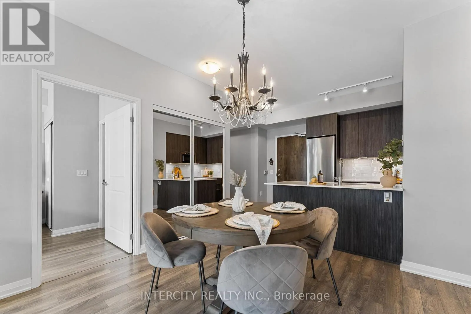 627 - 99 EAGLE ROCK WAY