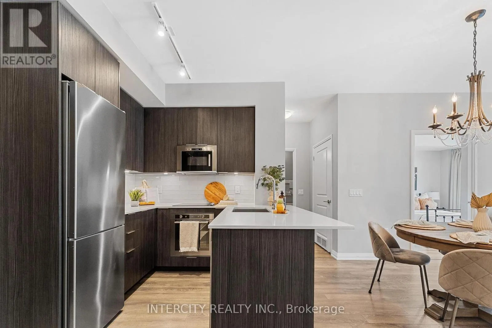 627 - 99 EAGLE ROCK WAY