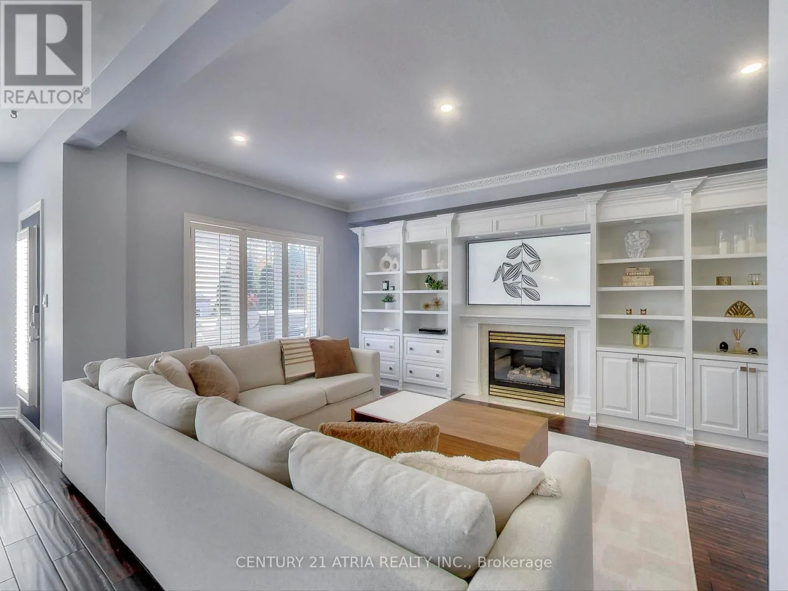2 WHALEN COURT