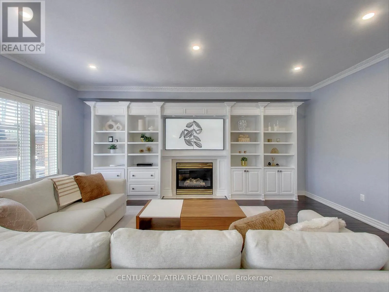 2 WHALEN COURT