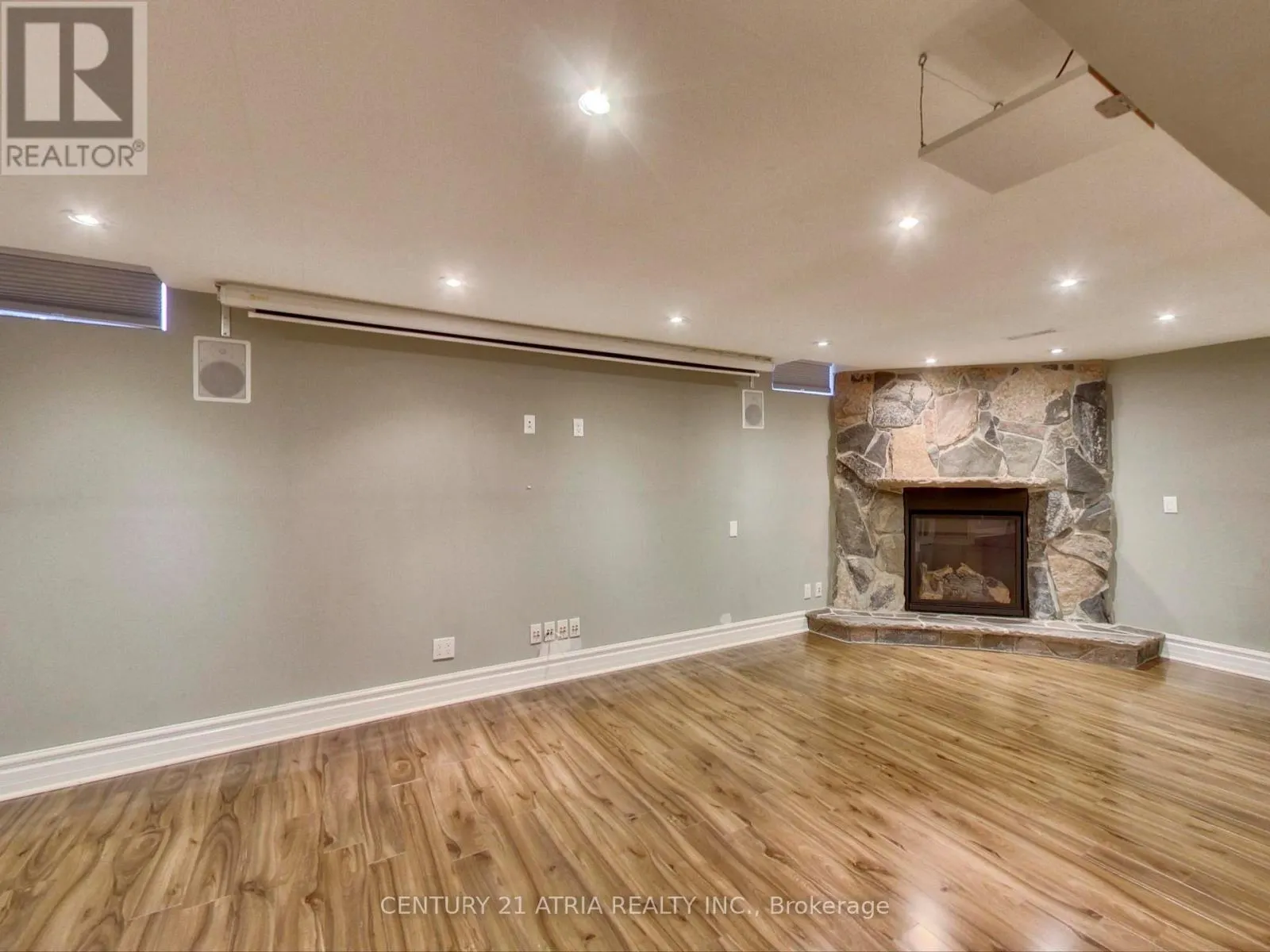 2 WHALEN COURT