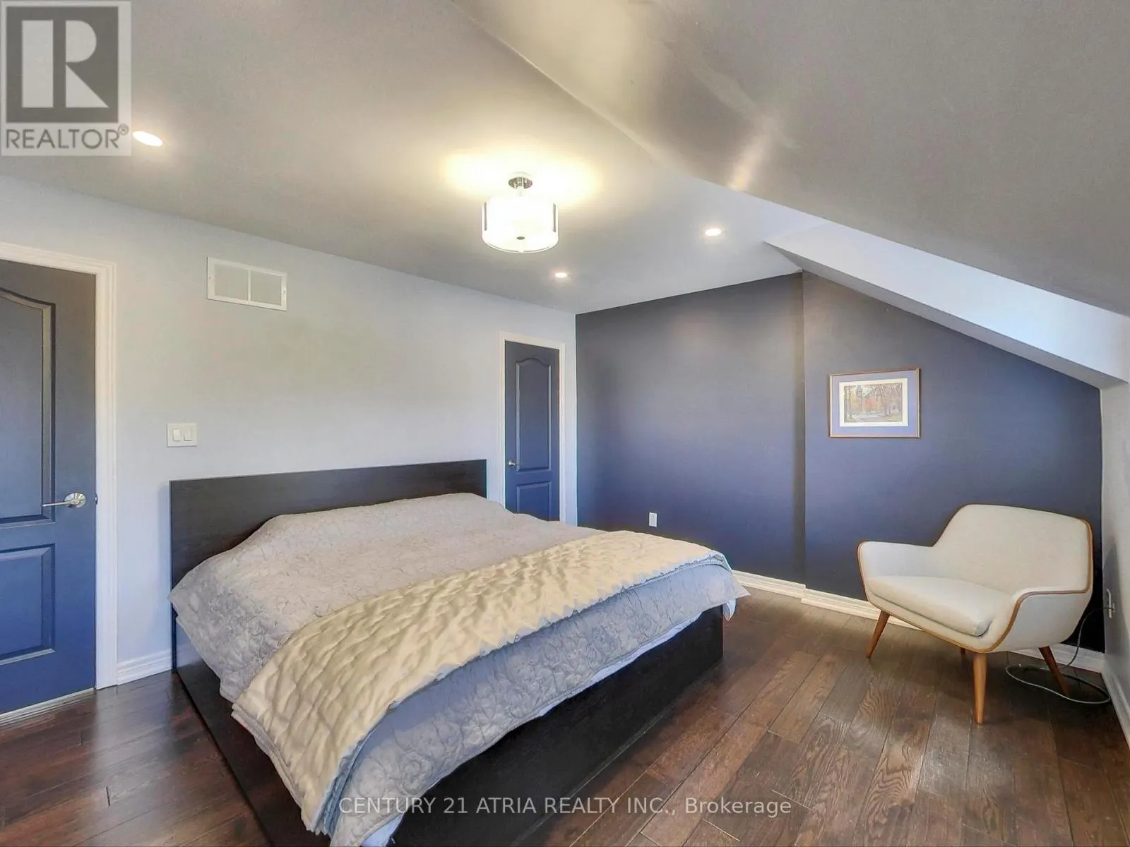 2 WHALEN COURT