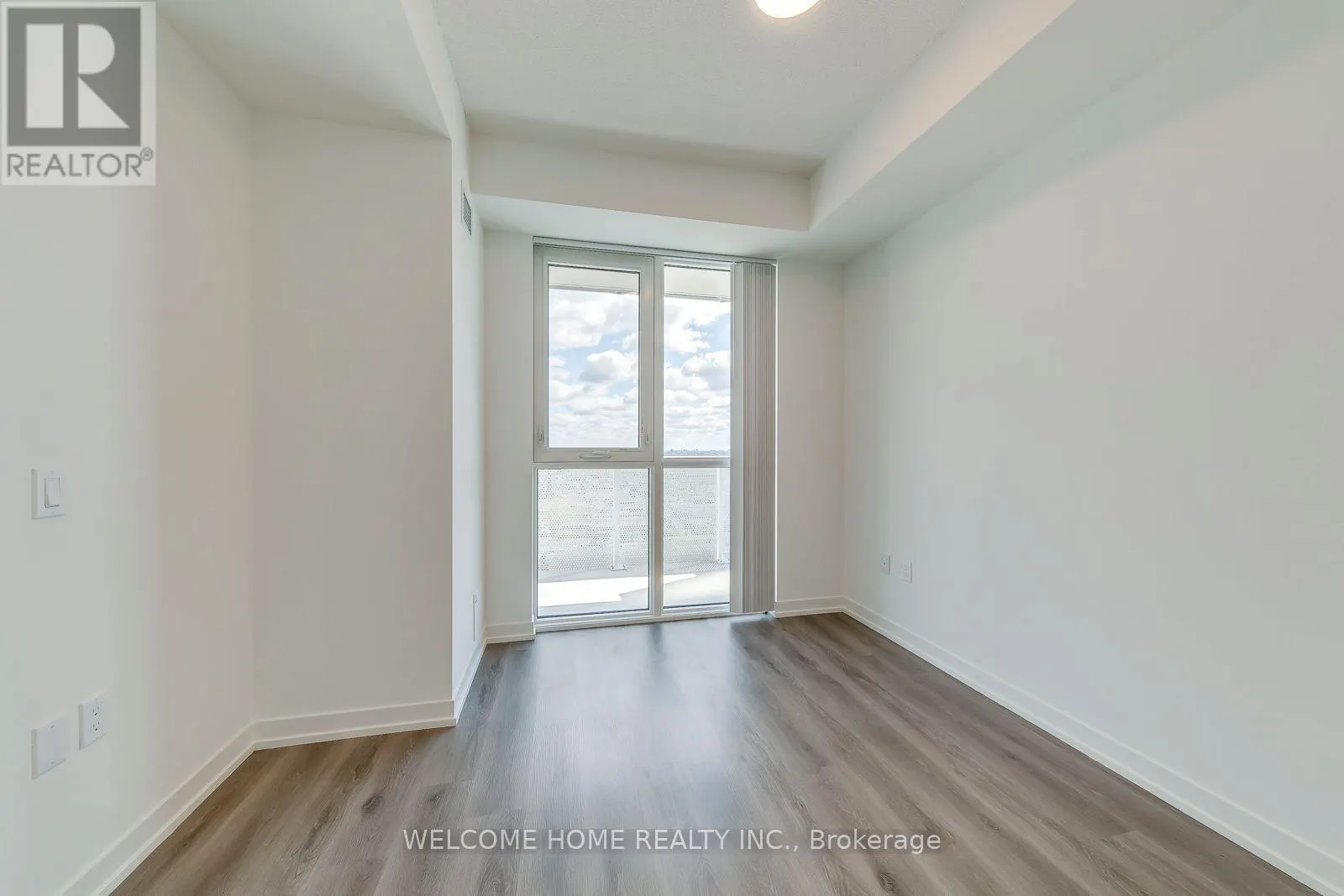 2706 - 28 INTERCHANGE WAY