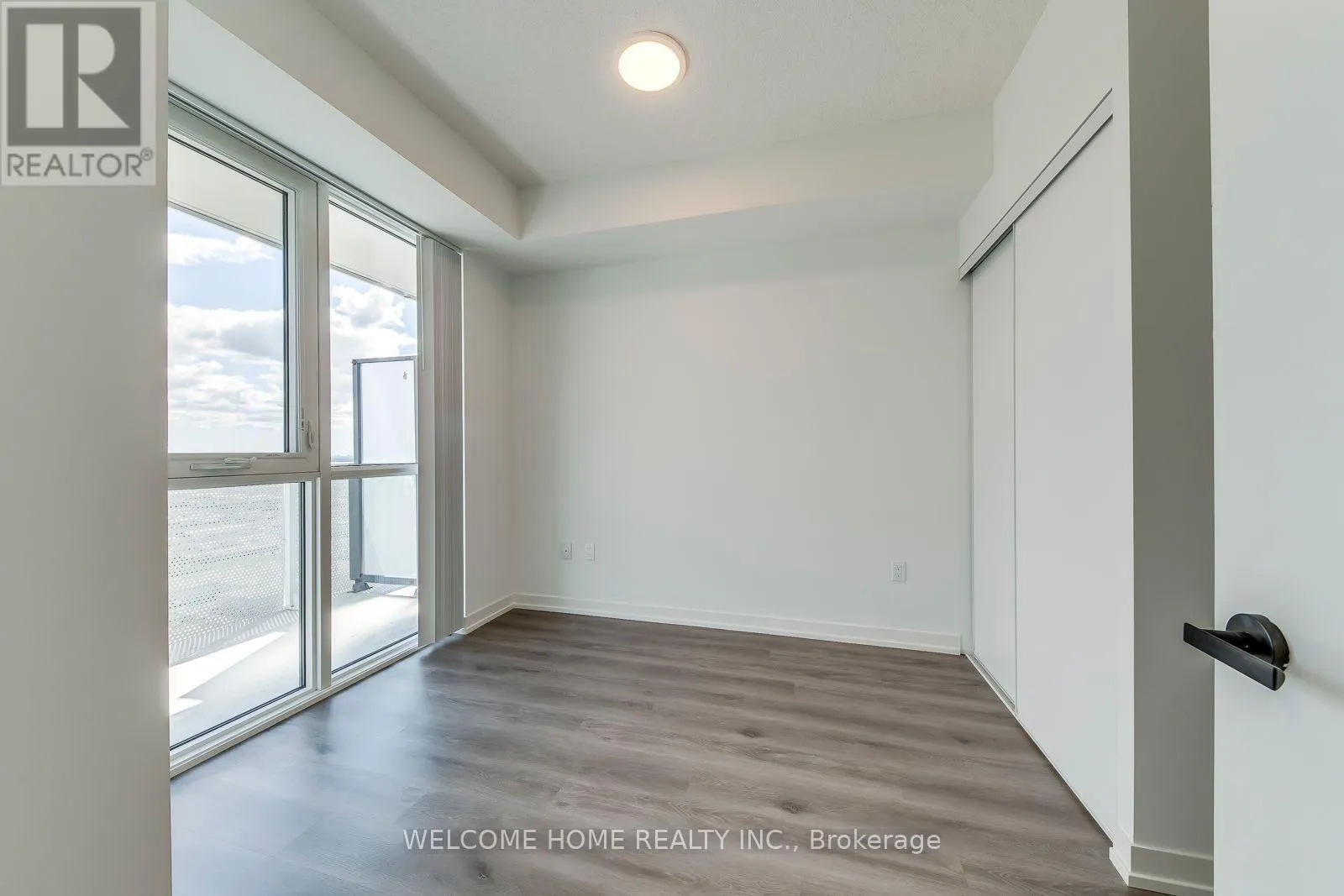 2706 - 28 INTERCHANGE WAY
