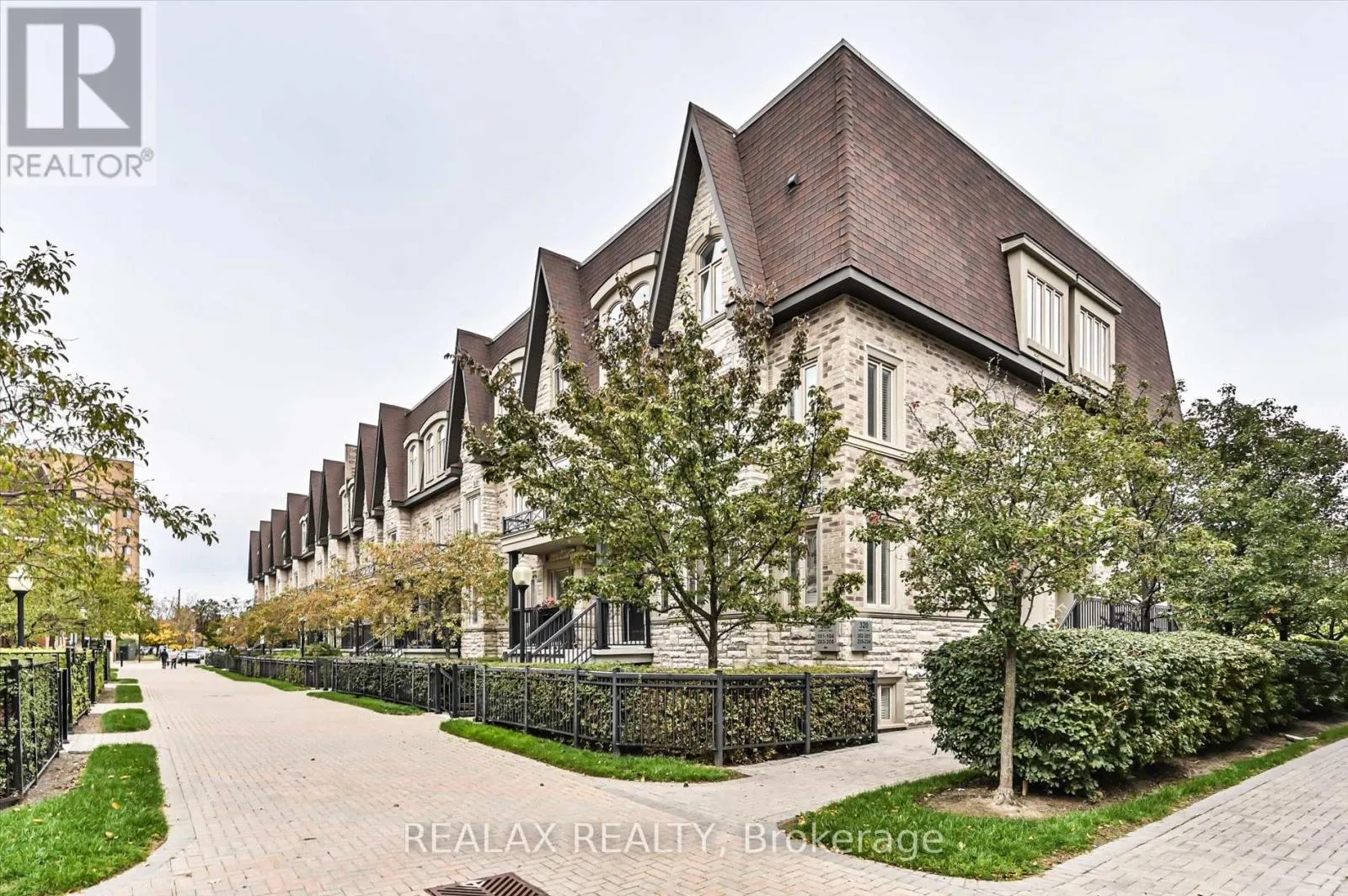 207 - 320 JOHN STREET