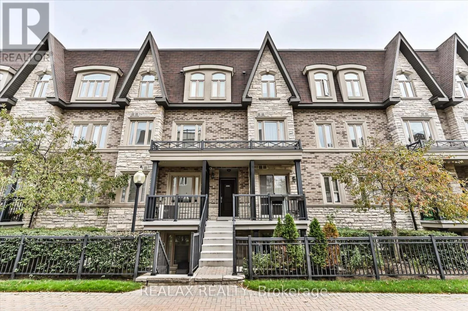207 - 320 JOHN STREET