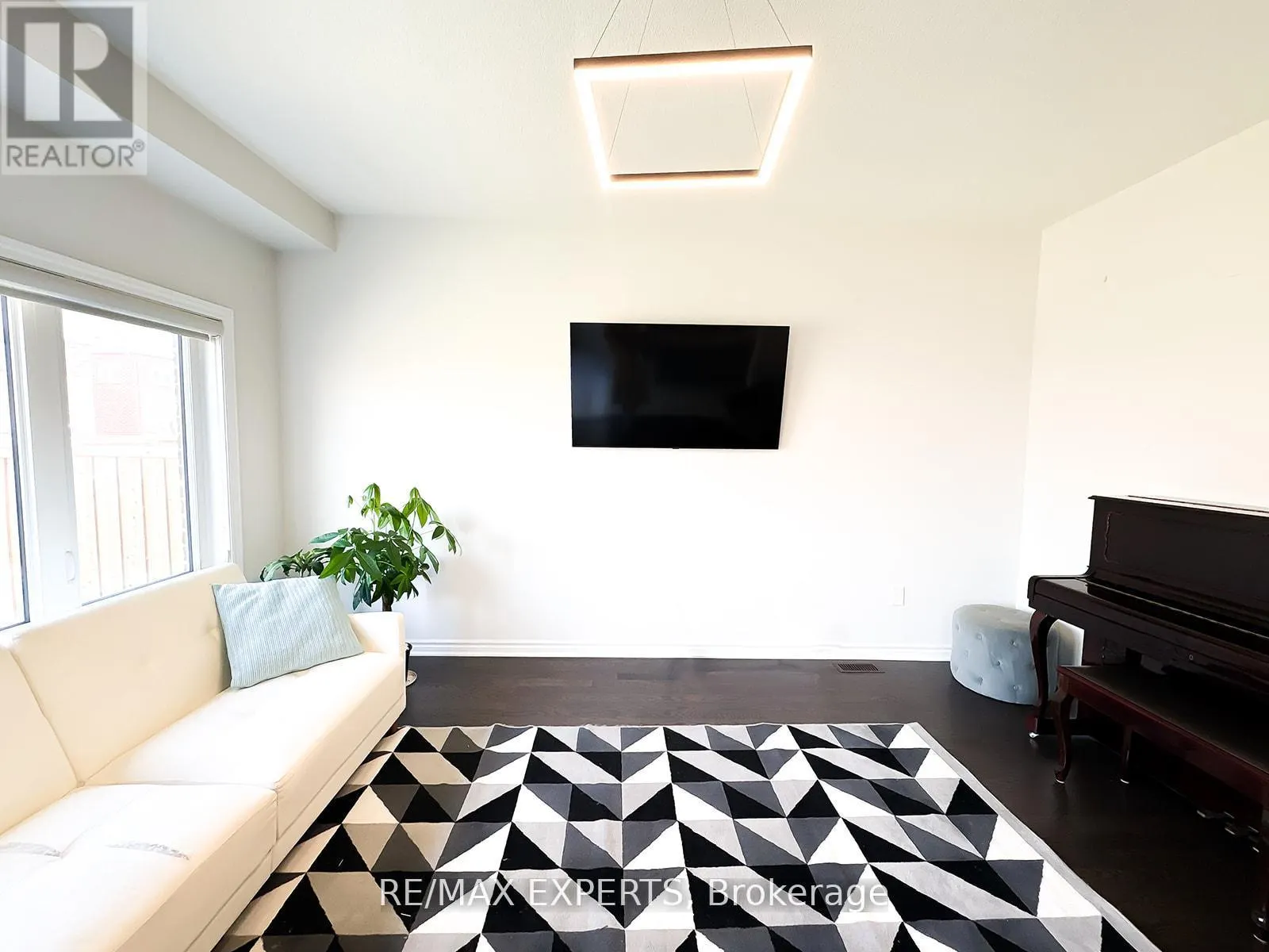 1426 FARROW CRESCENT