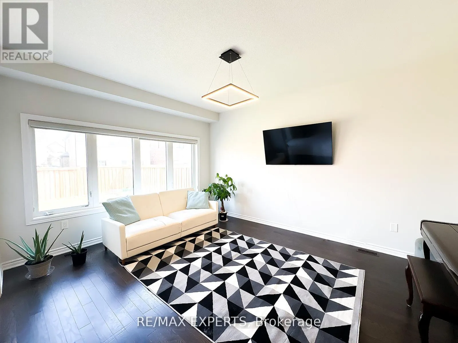 1426 FARROW CRESCENT