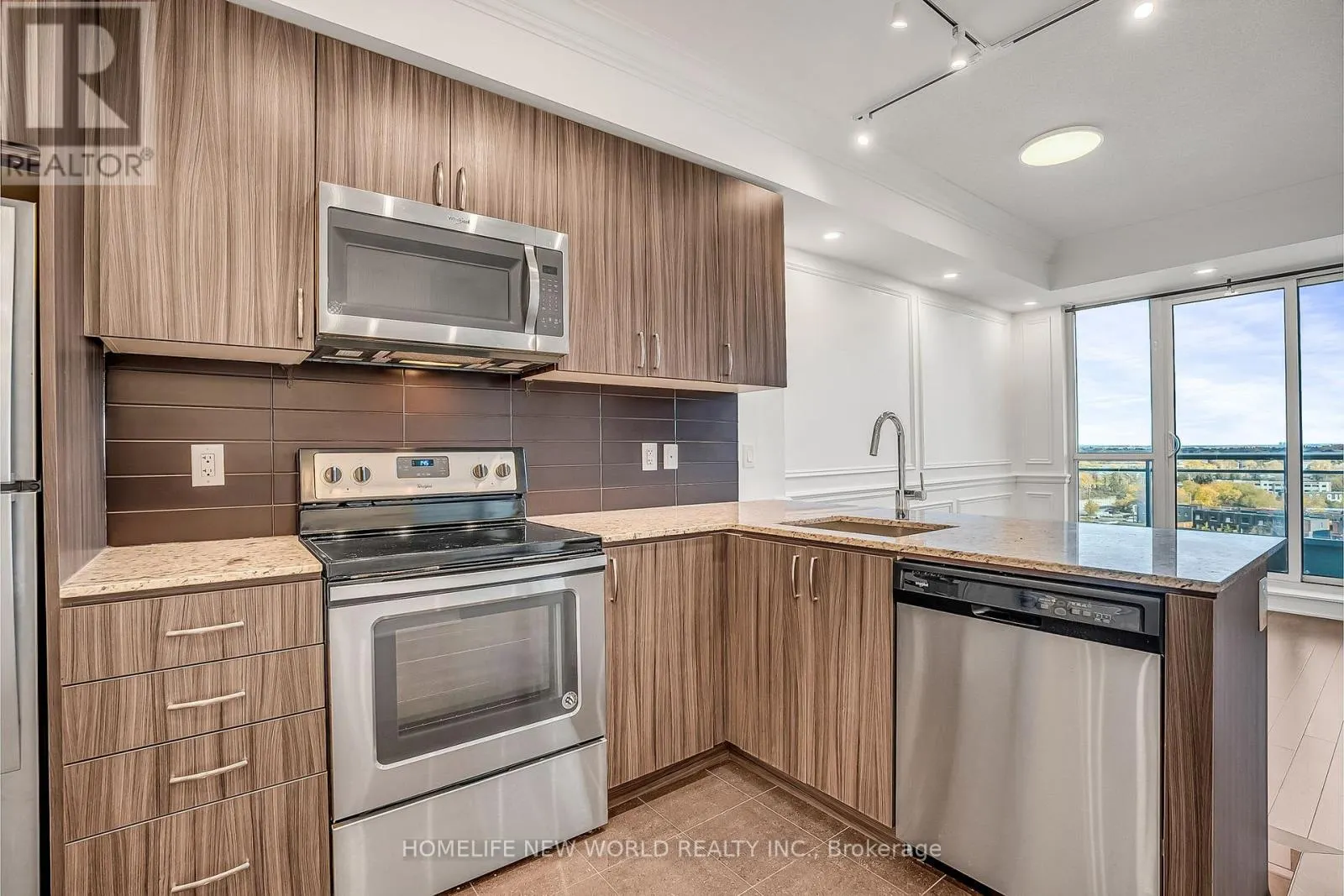 1004 - 9205 YONGE STREET