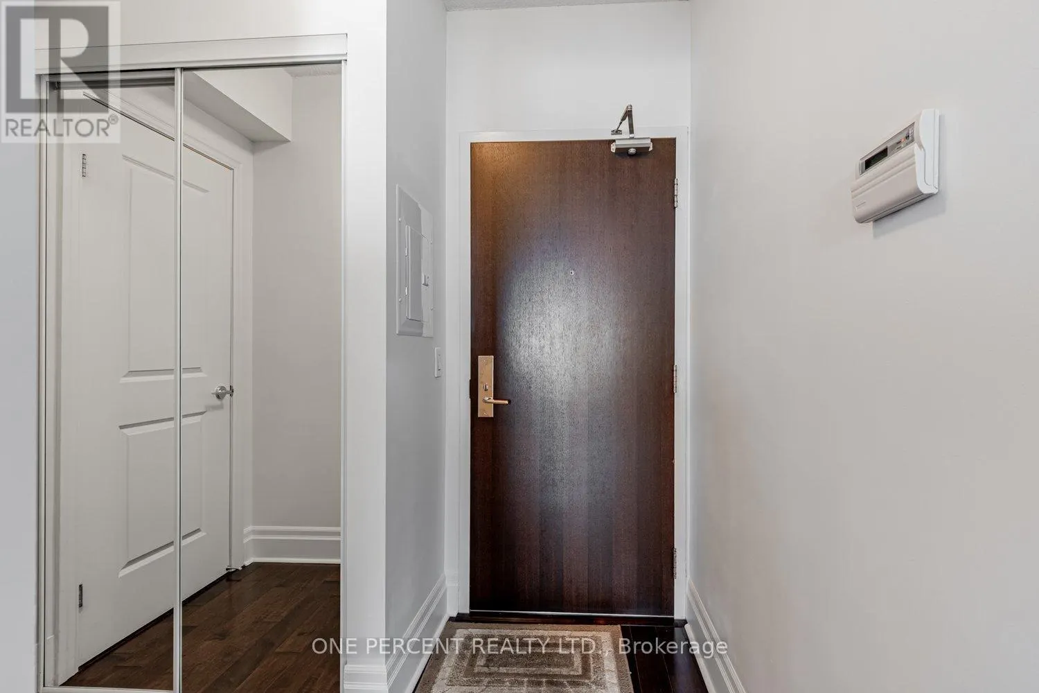 401 - 21 UPPER DUKE CRESCENT