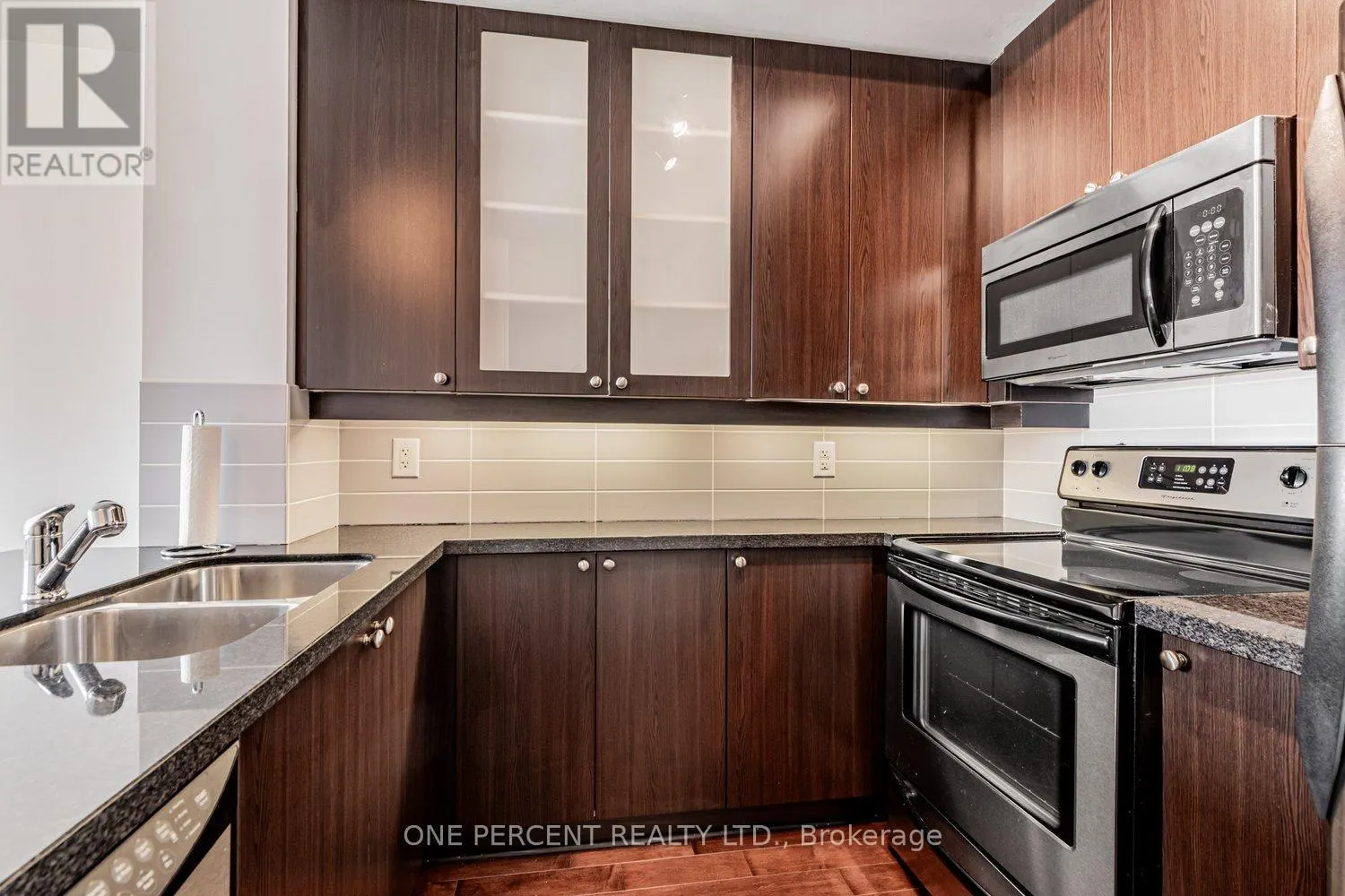 401 - 21 UPPER DUKE CRESCENT