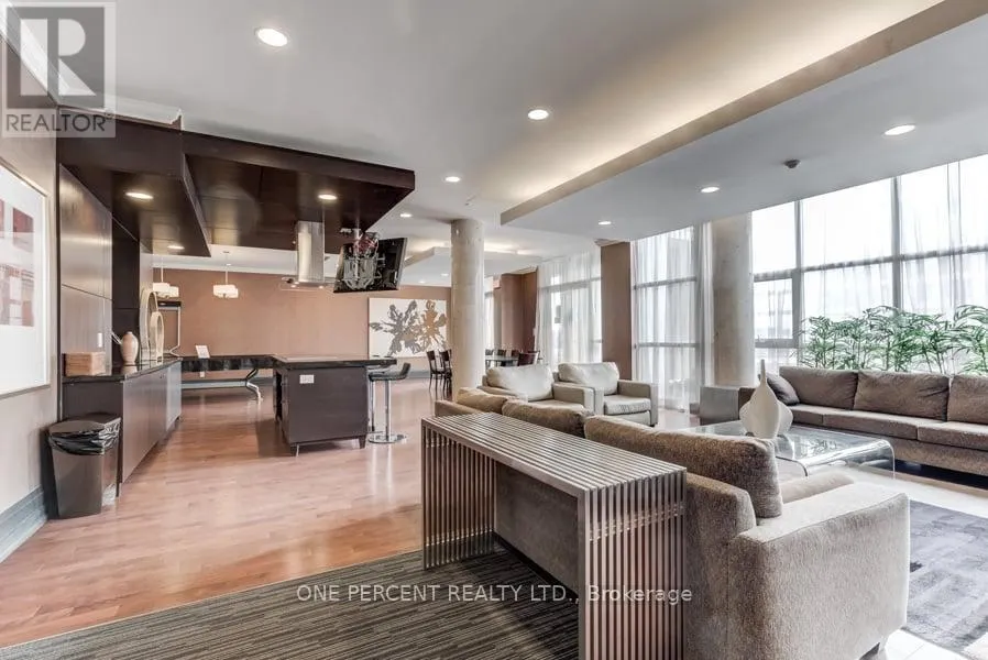 401 - 21 UPPER DUKE CRESCENT